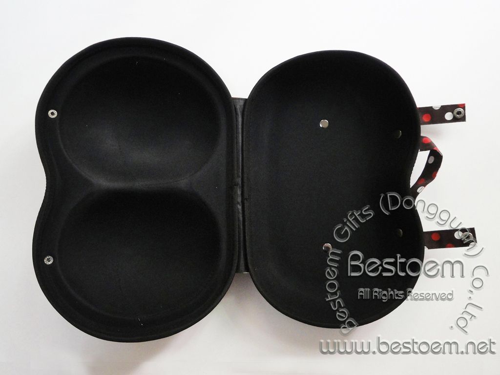 Big bra cup case without bras in