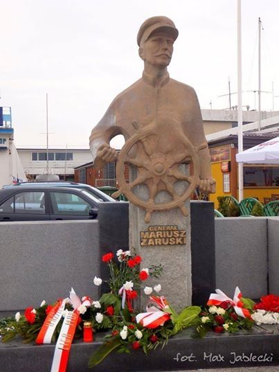Pomnik Kapitana Zaruskiego w porcie jachtowym w Gdyni, fot. Max Jabłecki