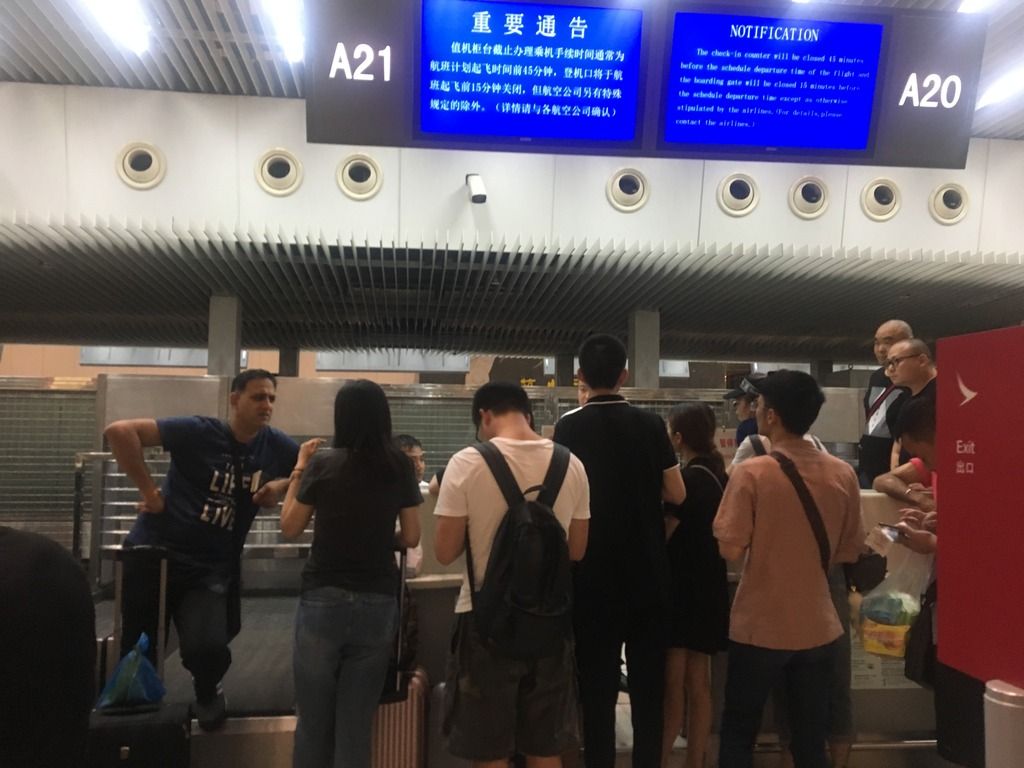 围在柜台前气愤的人们