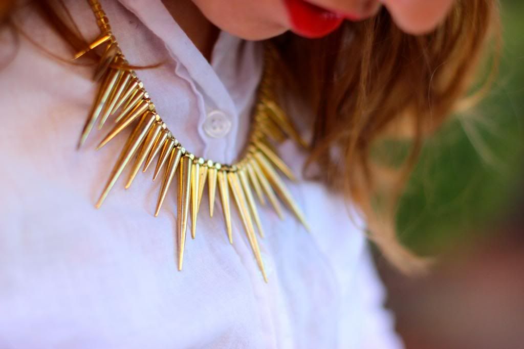 spike necklace, red lips