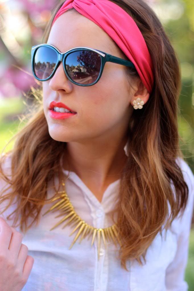 turban headband, sunglasses, summer beauty, red lipstick