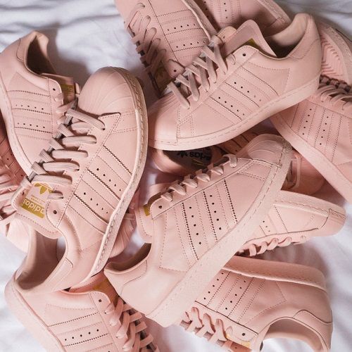 Sneaker màu hồng làm say lòng các cô gái